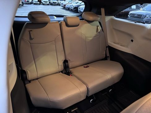 Used 2024 Toyota Sienna Limited image 29