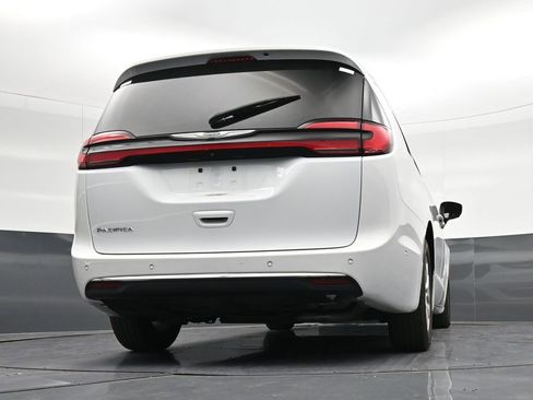 Used 2023 Chrysler Pacifica Touring-L FWD image 31