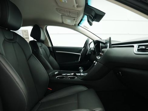 Used 2025 Genesis G70 2.5T image 24