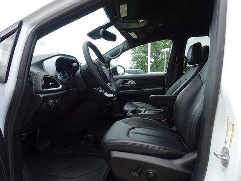 Used 2024 Chrysler Pacifica Limited w/ Uconnect Theater Family Group FWD image 8