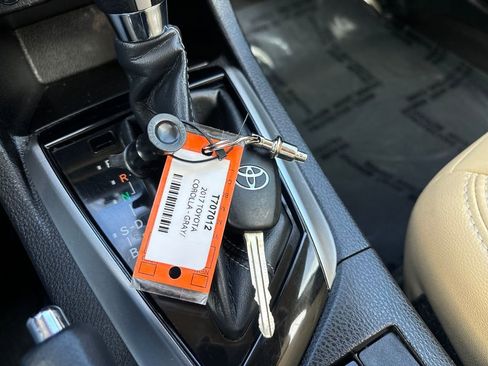 Used 2017 Toyota Corolla LE image 28