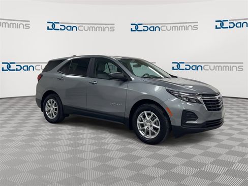 Used 2023 Chevrolet Equinox LS w/ LS Convenience Package image 2