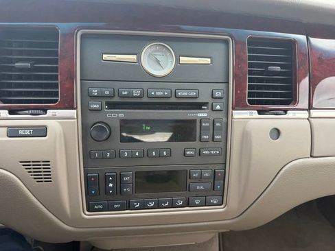 Used 2005 Lincoln Town Car Signature Limited RWD image 12