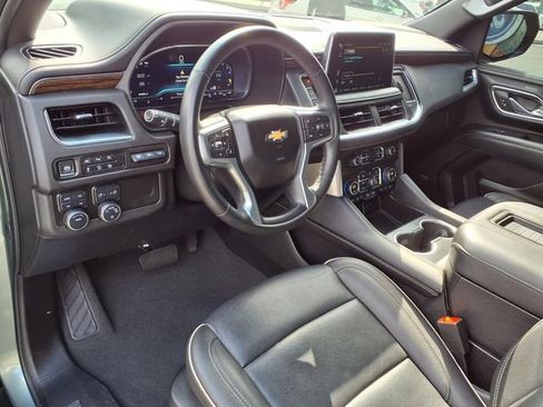 Used 2024 Chevrolet Suburban Premier w/ Premium Package 2 AWD/4WD image 5