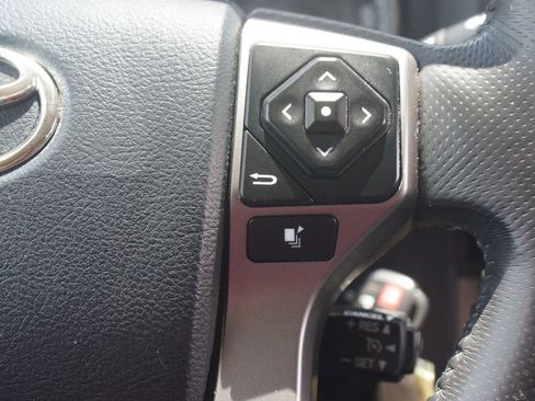 Used 2017 Toyota Tacoma SR5 w/ Tow Package RWD image 9