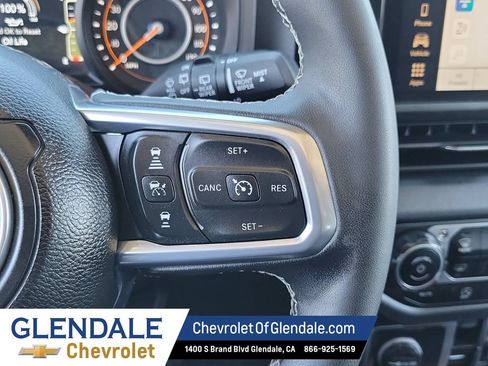 Used 2025 Jeep Wrangler Unlimited Sahara AWD/4WD image 32