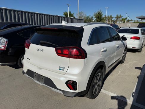 Used 2022 Kia Niro LX image 4