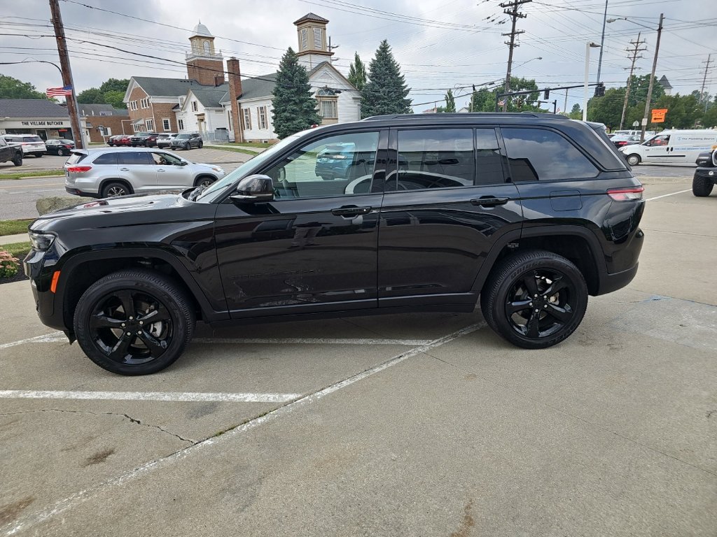 Certified 2025 Jeep Grand Cherokee Altitude AWD/4WD image 11