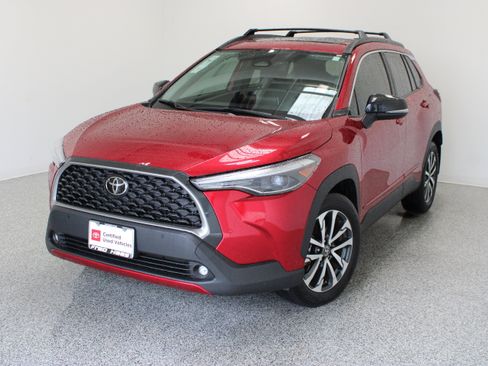 Used 2025 Toyota Corolla Cross XLE FWD image 2