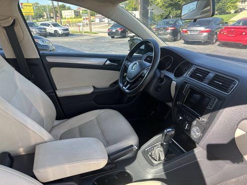Used 2017 Volkswagen Jetta SE FWD image 6