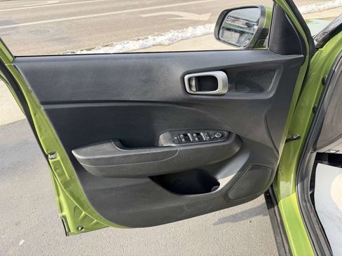 Used 2021 Hyundai Venue SE image 11