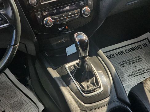 Used 2018 Nissan Rogue SV w/ Premium Package image 14