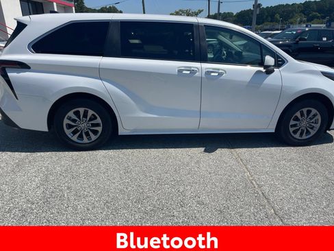 Used 2025 Toyota Sienna XLE FWD image 13