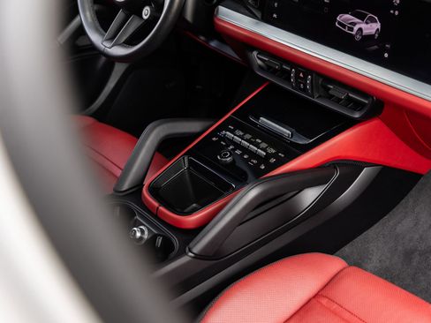 Certified 2024 Porsche Cayenne Coupe AWD/4WD image 32