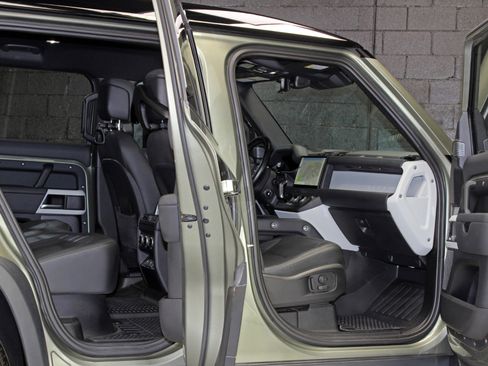 Used 2024 Land Rover Defender 110 SE image 25