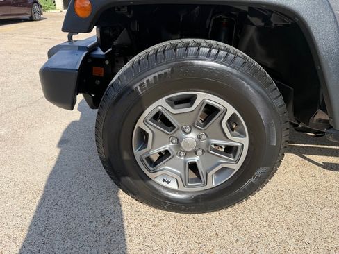 Used 2018 Jeep Wrangler Unlimited Rubicon w/ Connectivity Group AWD/4WD image 12