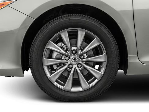 Used 2016 Toyota Camry XLE w/ Moonroof Package FWD image 11