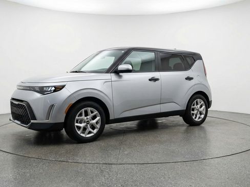 Used 2025 Kia Soul LX w/ LX Technology Package FWD image 3