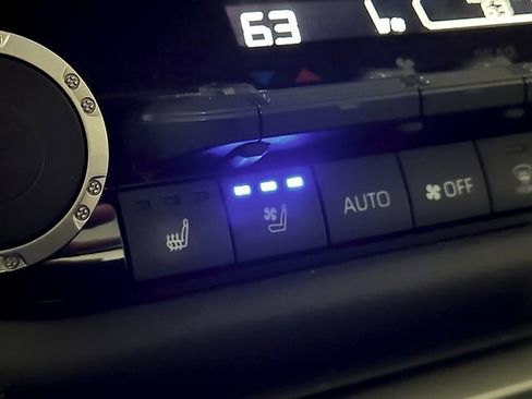 Used 2024 Toyota Sequoia Platinum AWD/4WD image 29