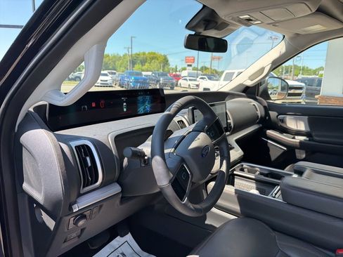 Used 2025 Ford Expedition Active image 4