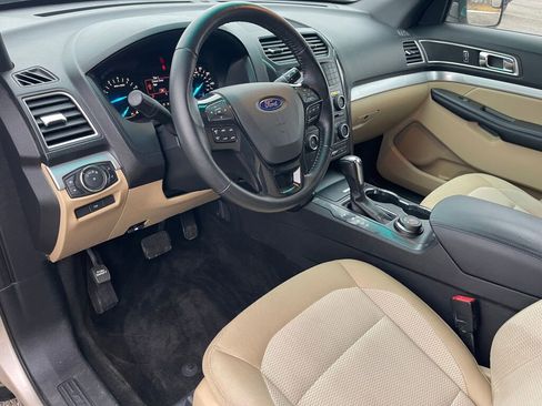 Used 2017 Ford Explorer XLT image 5