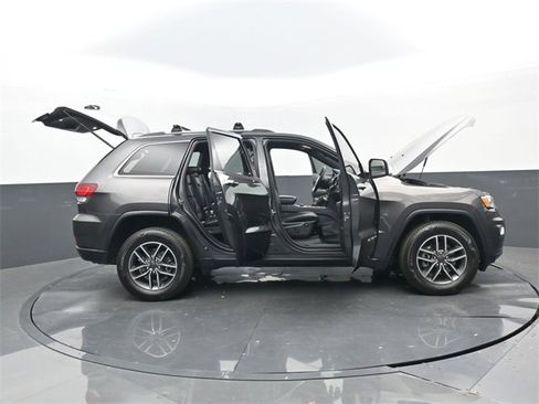 Used 2020 Jeep Grand Cherokee Limited w/ Luxury Group II image 33