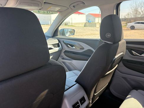 Used 2024 GMC Terrain SLE w/ Driver Convenience Package image 32