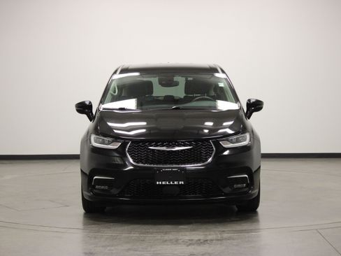 Used 2024 Chrysler Pacifica Touring-L FWD image 3