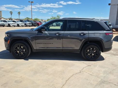 Used 2025 Jeep Grand Cherokee Altitude image 8