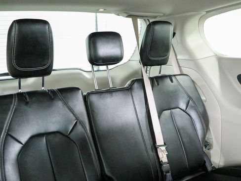 Used 2024 Chrysler Pacifica Touring-L FWD image 29