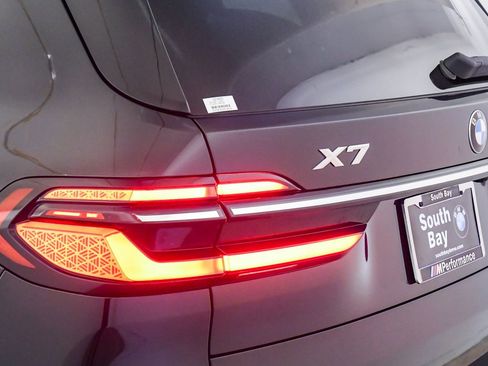 Used 2024 BMW X7 xDrive40i w/ M Sport Package AWD/4WD image 11