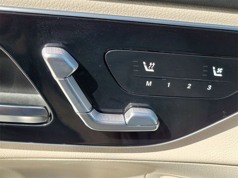 Used 2025 Mercedes-Benz GLC 300 4MATIC image 17