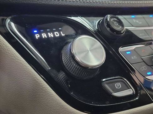Used 2022 Chrysler Pacifica Touring-L w/ Uconnect Theater Family Group FWD image 12