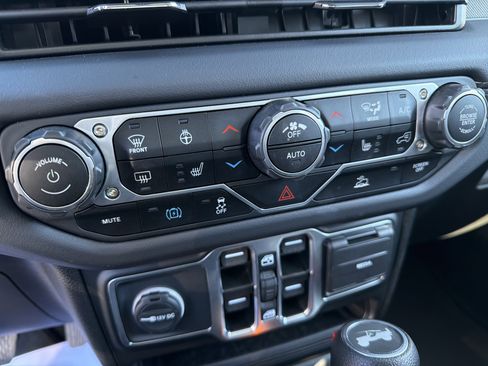 Certified 2025 Jeep Wrangler Sahara image 31