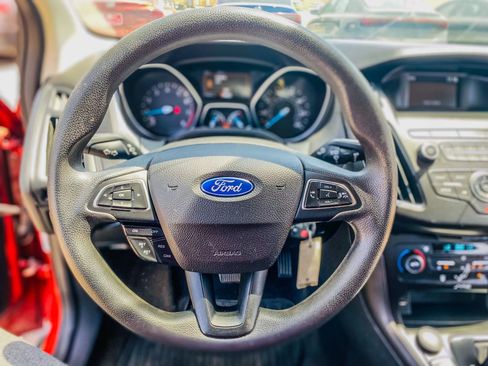 Used 2018 Ford Focus SE w/ SE Appearance Package image 20