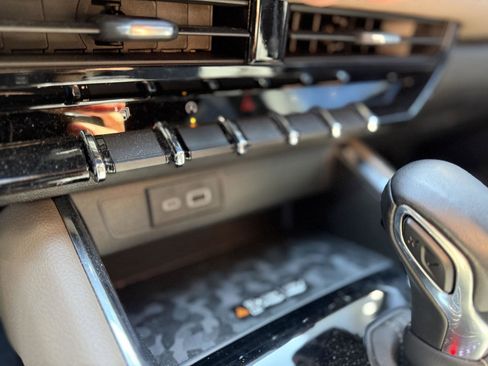 Used 2023 GMC Canyon Denali image 12