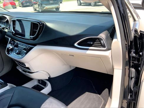 Used 2024 Chrysler Pacifica Touring-L FWD image 18