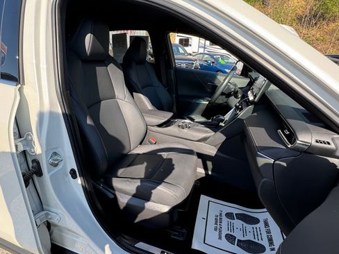 Used 2022 Toyota Venza XLE image 22