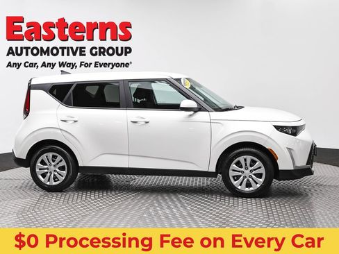 Used 2025 Kia Soul LX FWD image 4