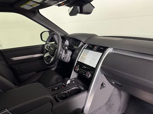 Certified 2025 Land Rover Discovery Dynamic SE image 31