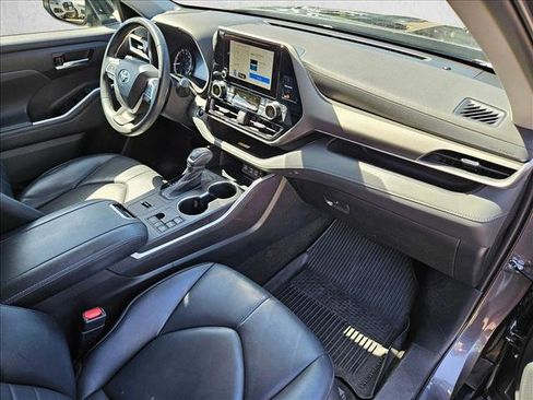 Used 2023 Toyota Highlander XLE FWD image 19
