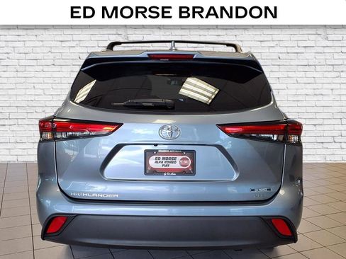 Used 2022 Toyota Highlander XLE image 4