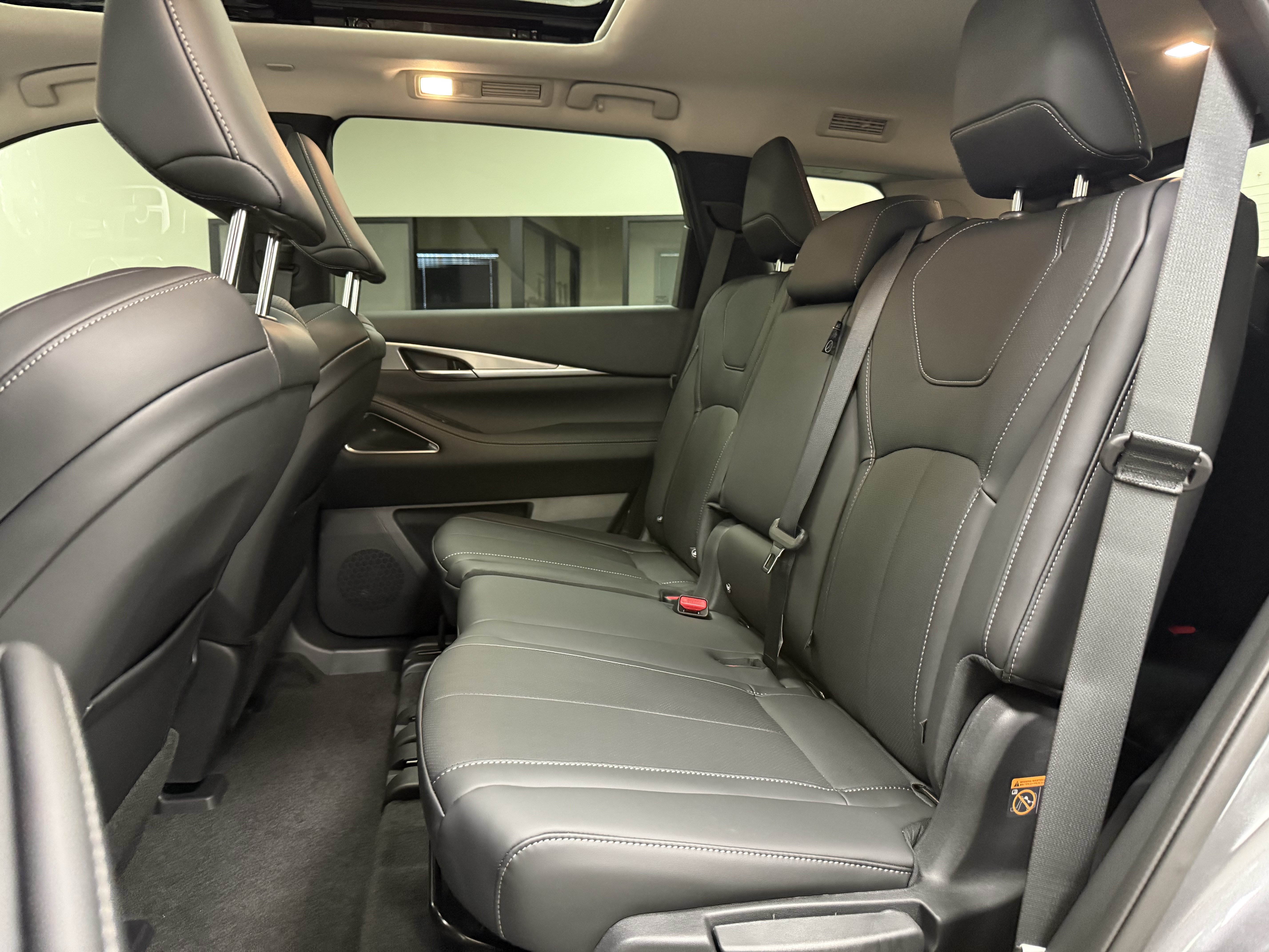 Certified 2027 INFINITI QX60 Luxe w/ Cargo Package FWD image 16