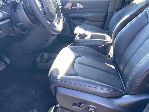 New 2026 Chrysler Pacifica Select image 11