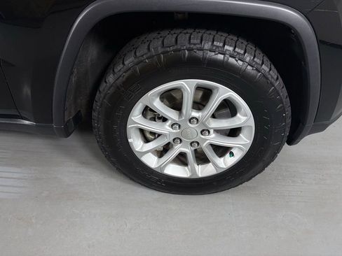 Used 2022 Jeep Grand Cherokee Laredo E image 10