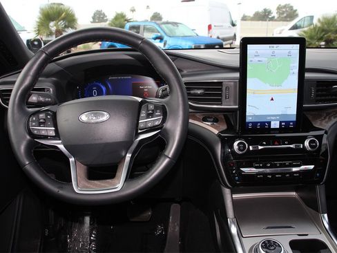 Certified 2022 Ford Explorer Platinum w/ Equipment Group 601A image 17