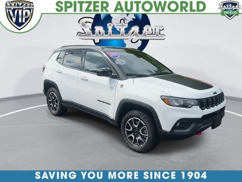 Used 2025 Jeep Compass Trailhawk AWD/4WD image 2