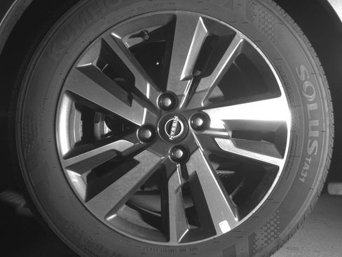 Used 2025 Nissan Versa SV FWD image 9