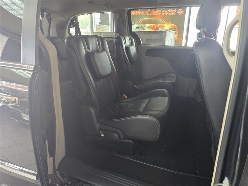 Used 2015 Chrysler Town & Country Touring w/ Driver Convenience Group FWD image 16