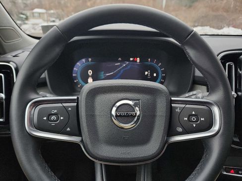 Used 2025 Volvo XC40 B5 Plus image 19